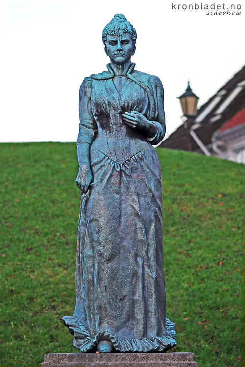 Statue av Amalie Skram Statue of Amalie Skram