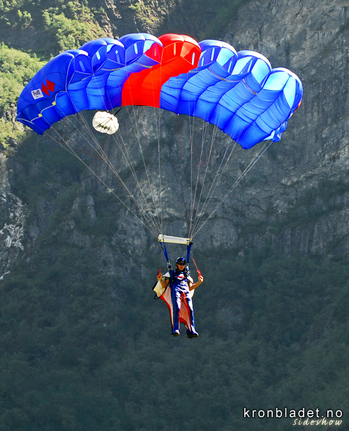 Ekstremsportveko p Voss, basehoppar med batmandrakt - seriebilete 10 Ekstremsportveko (Extremesport week) on Voss, base jumper with batman suit - photo 10 of  10