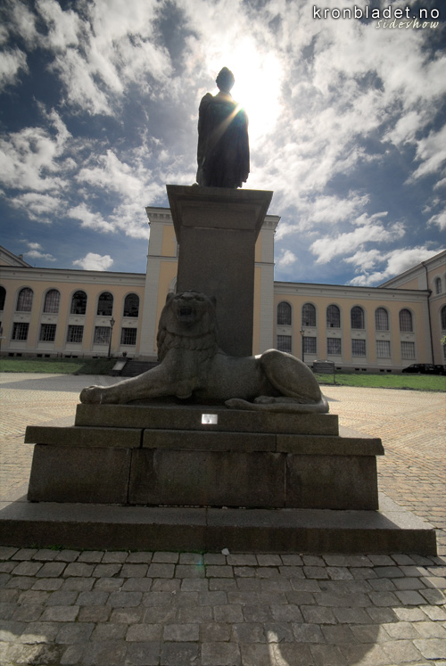 Christiesttta framfor Bergen Museum (Naturhistoriske Samlinger) Christie statue in front of Bergen Museum, the Natural History Collections, Bergen