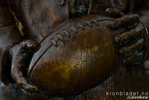 Knute Rockne statue 2 (Spelar og trenar i amerikansk fotball for Notre Dame) Statue of Knute Rockne 2 (Player and coach in american fotball for Notre Dame)