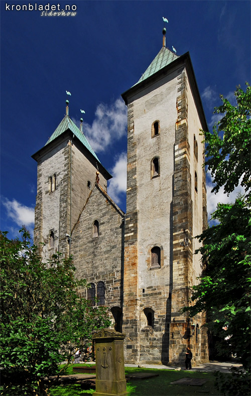 Mariakirken, skrtt fr sida St. Mary Church, Bergen. Corner view