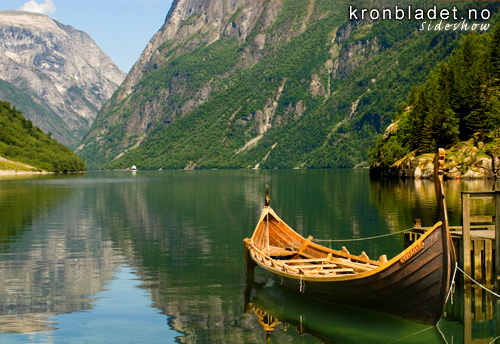 Vikingskipet Njardar p Nryfjorden i Gudvangen The Viking ship Njardar (copy) on the Nryfjord in Gudvangen